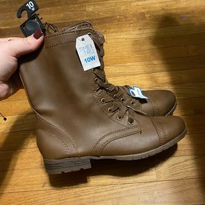 NWT 10W lace up boots with inside zipper. Brown, wide width, NEW!